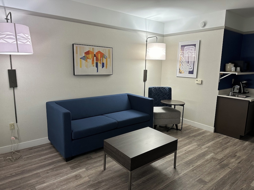 Suite, Multiple Beds - Photo 6