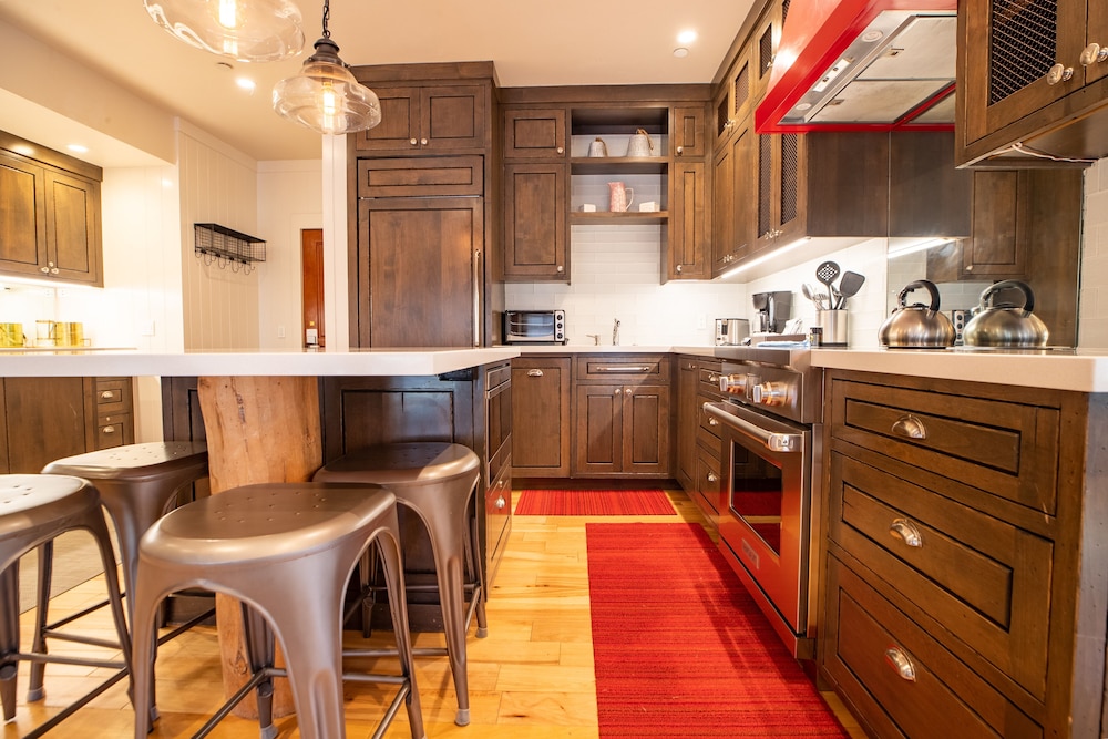 Premier Condo, 3 Bedrooms