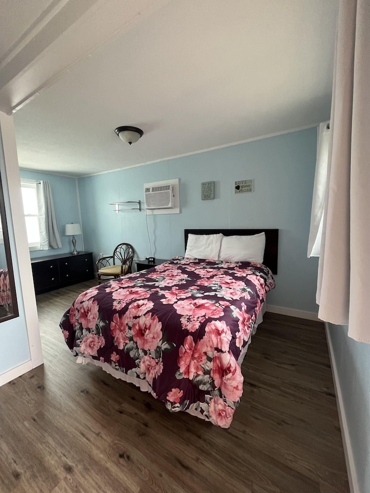 Single Queen Room Strip Level photo 1