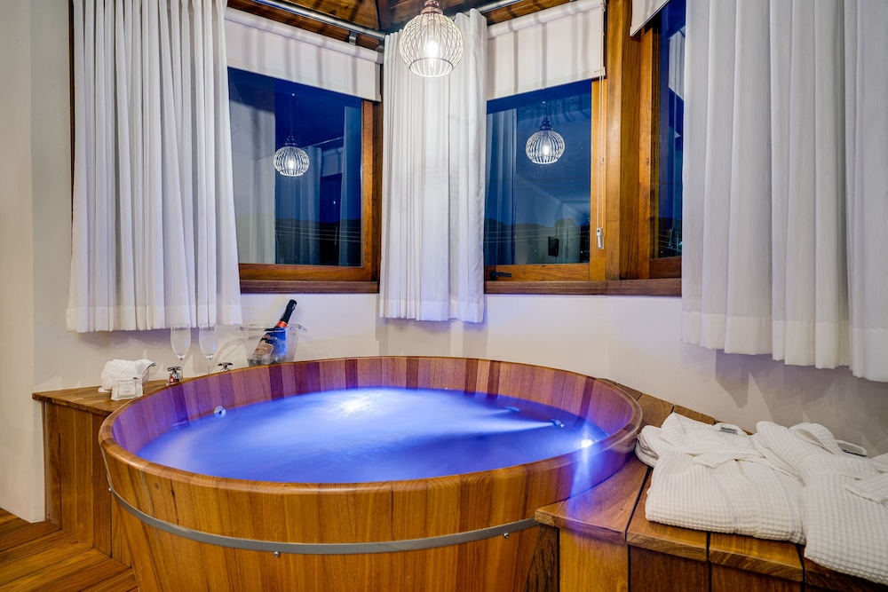 Deluxe Room, 1 Queen Bed, Jetted Tub, Mountain View