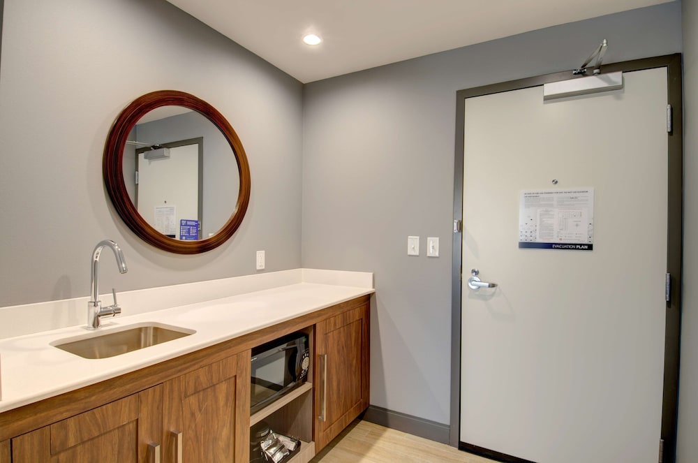 Room, 1 King Bed, Non Smoking, Refrigerator & Microwave