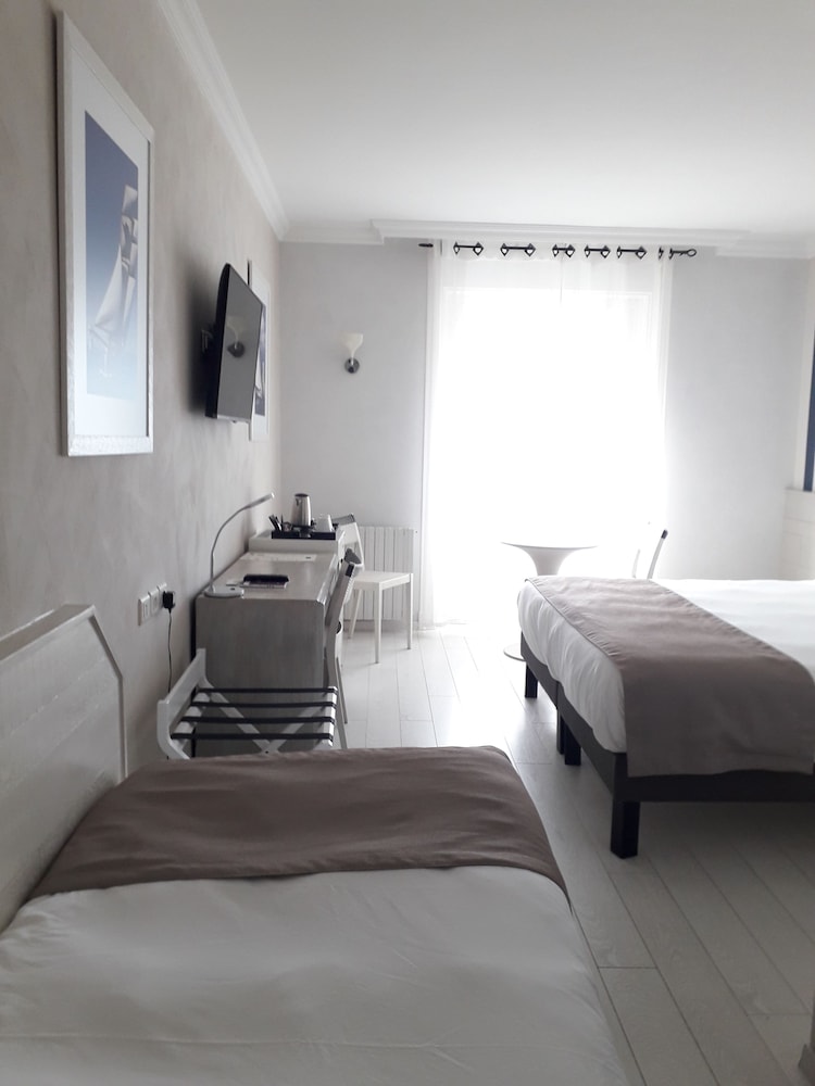 Superior Triple Room, Sea facing photo 2
