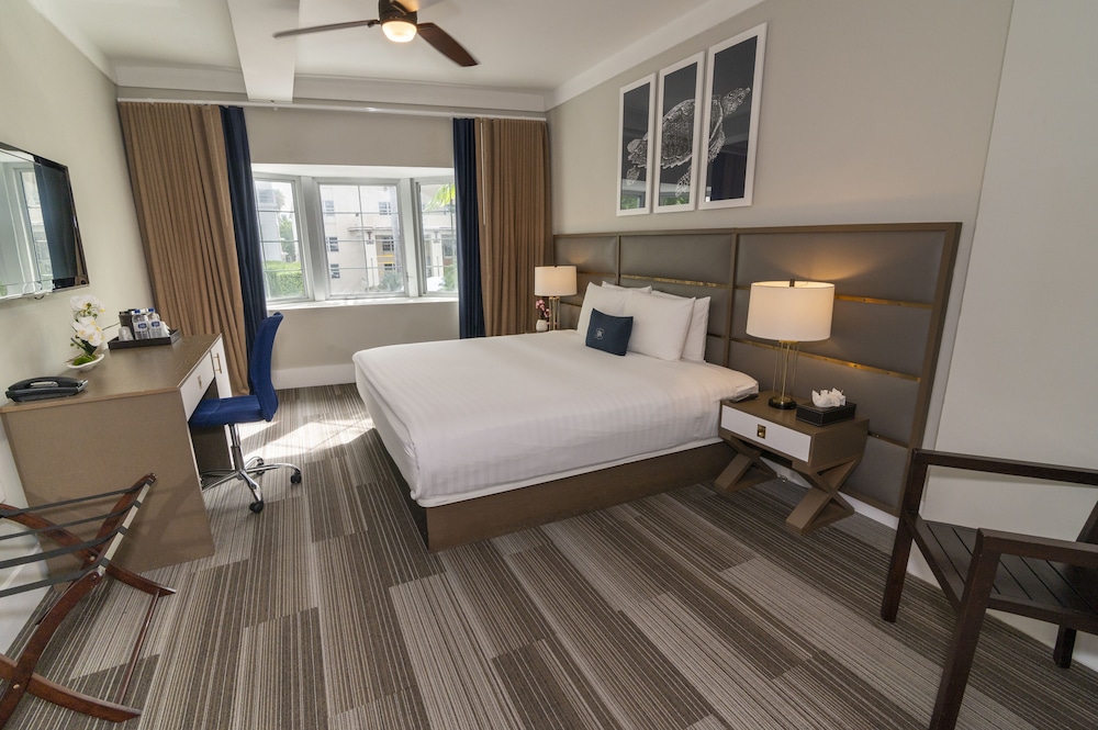 Deluxe Room, 1 King Bed, City View - Photo 1