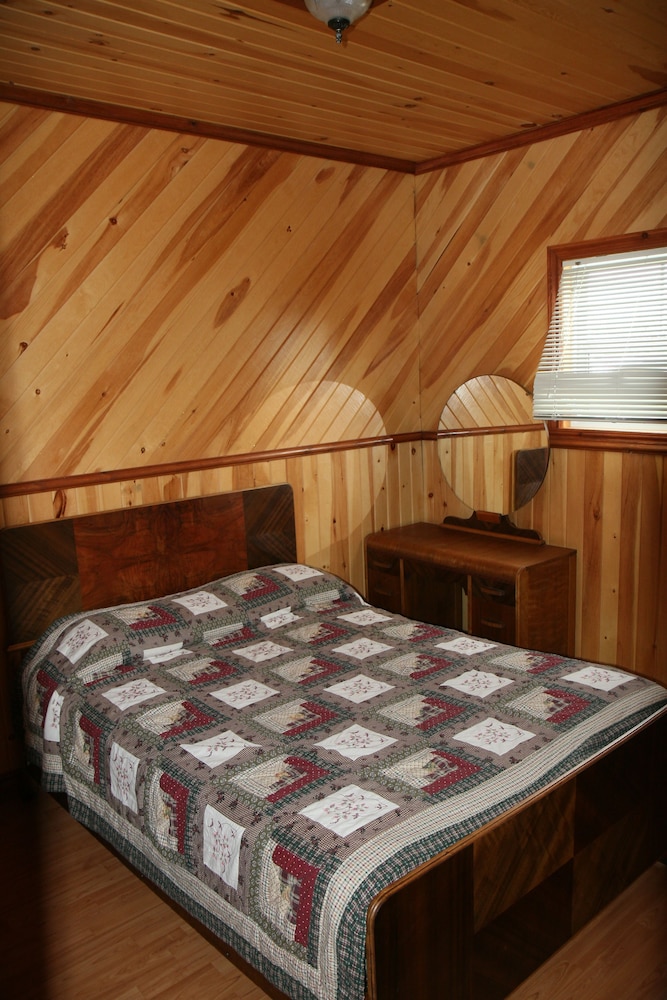 Chalet, 2 Bedrooms with Queen Sized Beds photo 1