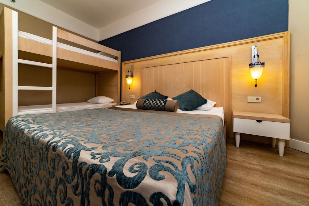 Superior Quadruple Room (with Bunk Bed) photo 2