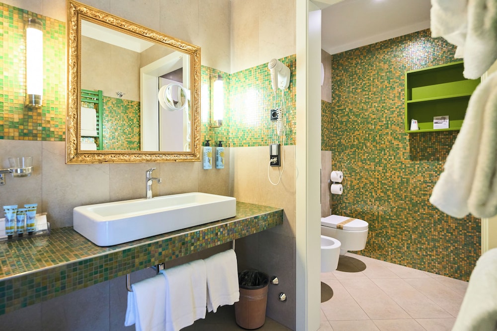 Deluxe Suite, Jetted Tub - Photo 25