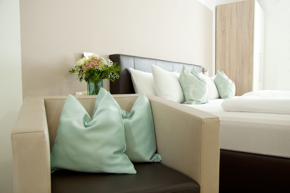 Economy Double Room (Semi-Basement) photo 1