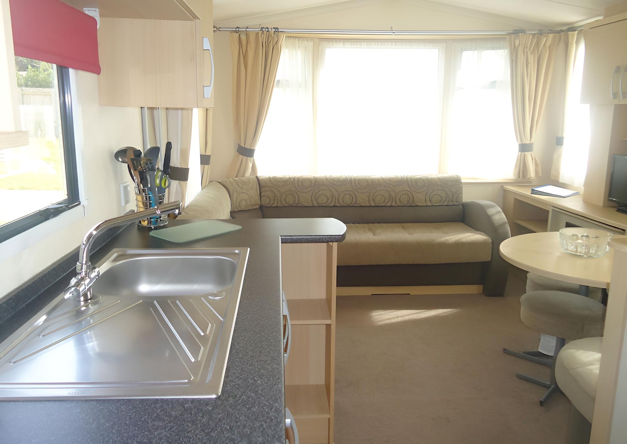 Caravan (Burgundy) photo 3