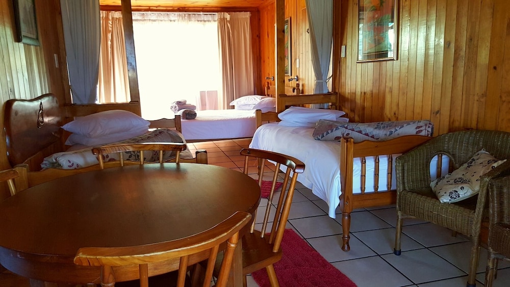Family Room (of 4)