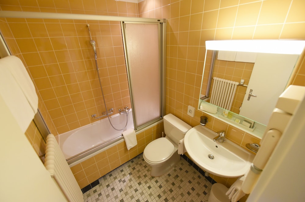 Family Triple Room thumbnail 6