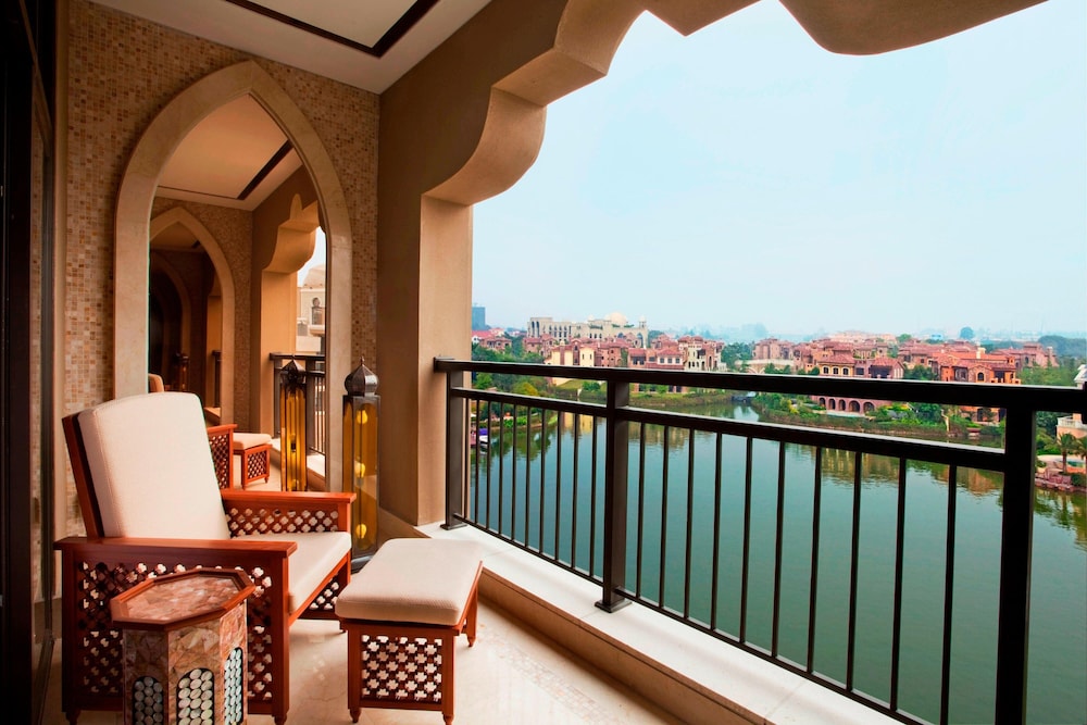 Deluxe Suite, 1 King Bed, Balcony - Photo 1