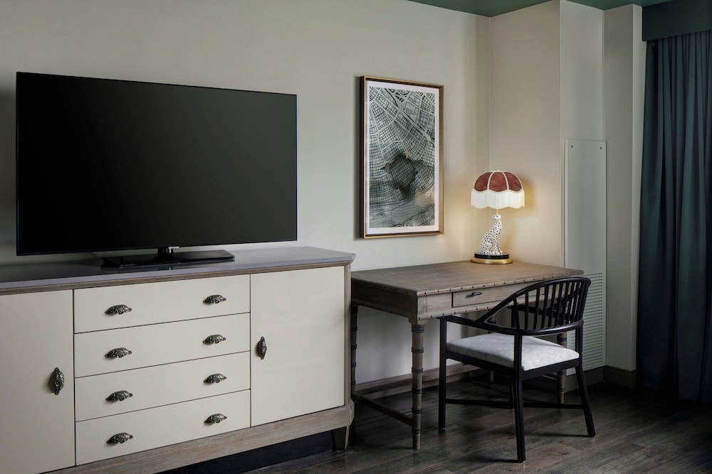 Junior Suite, 1 Bedroom, City View (Mobility Accessible, Roll-In Shower) photo 3