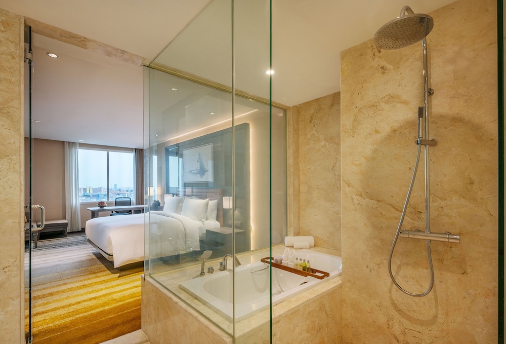 Deluxe Suite, 1 King Bed - Photo 3
