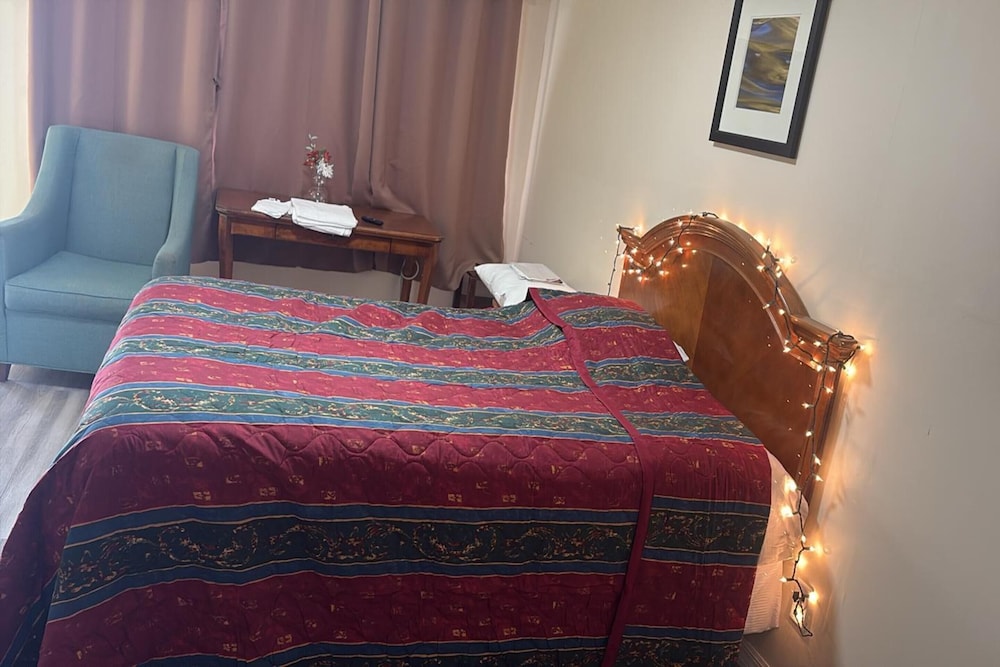 Standard Room, 1 King Bed, Non Smoking photo 3
