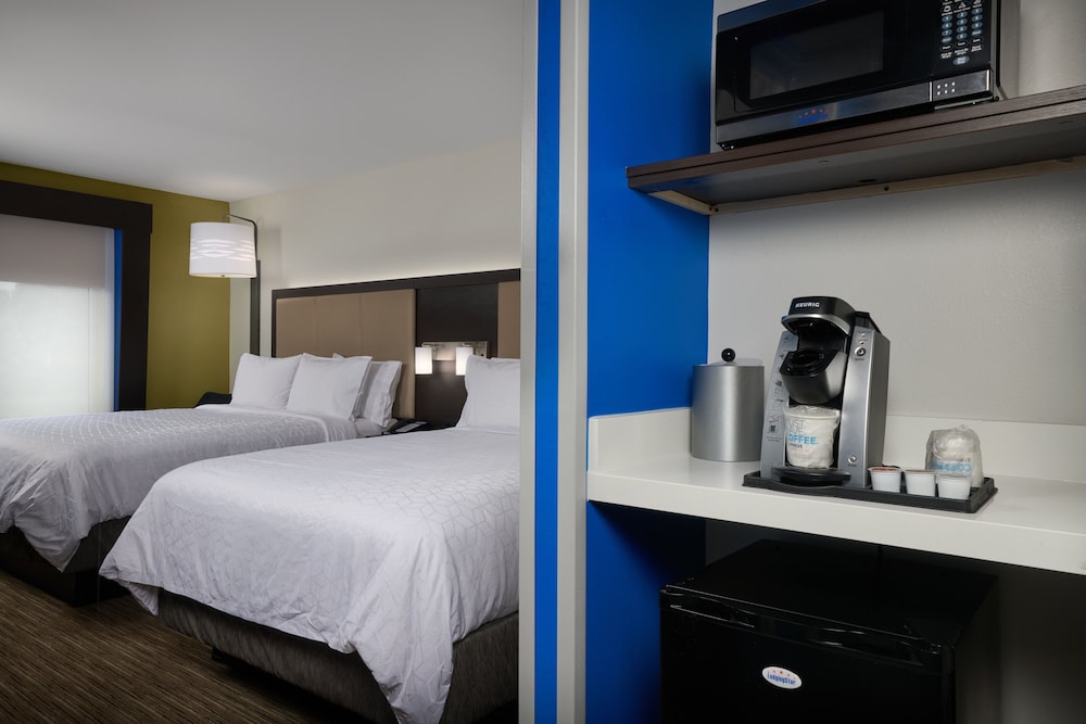 Standard Room, 2 Queen Beds - Photo 2
