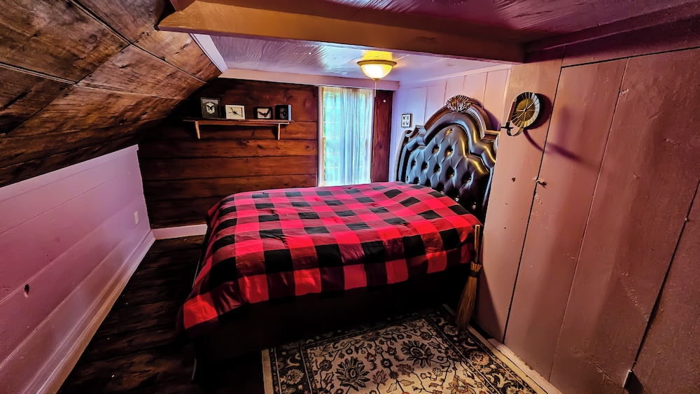 Hunter Suite, Upstairs, Shared Bath photo 1