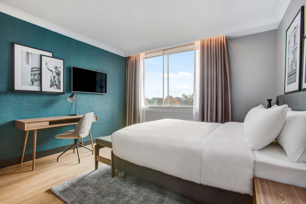 Superior Room (Airport View) - Photo 3