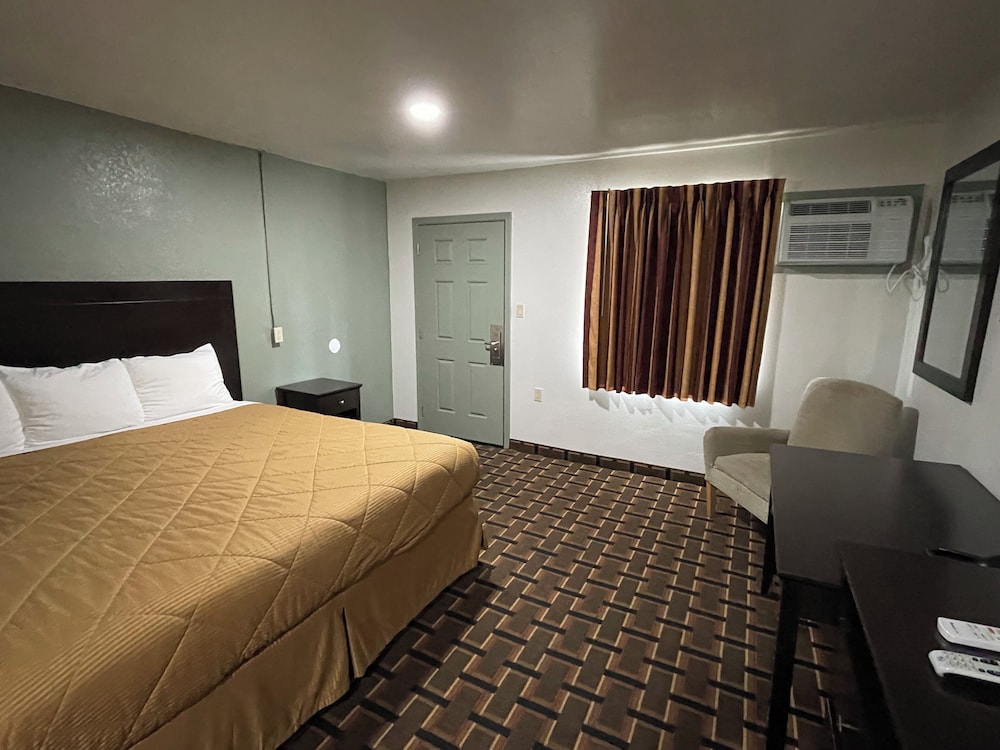 Standard Single Room, 1 King Bed photo 3