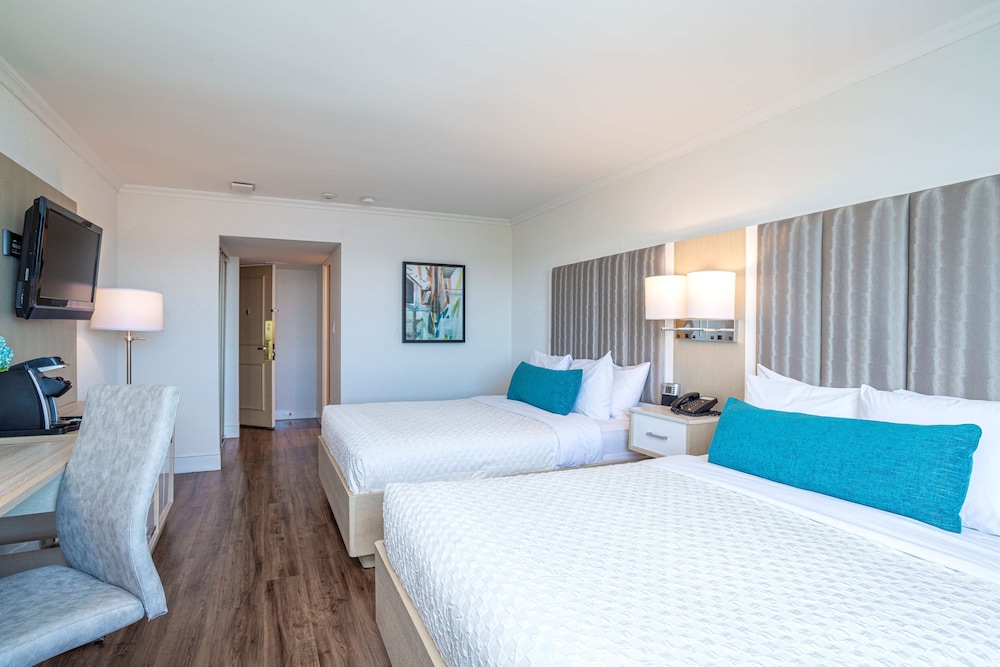 Family Suite, 2 Queen Beds, Non Smoking, Refrigerator (with Sofabed) - Photo 2