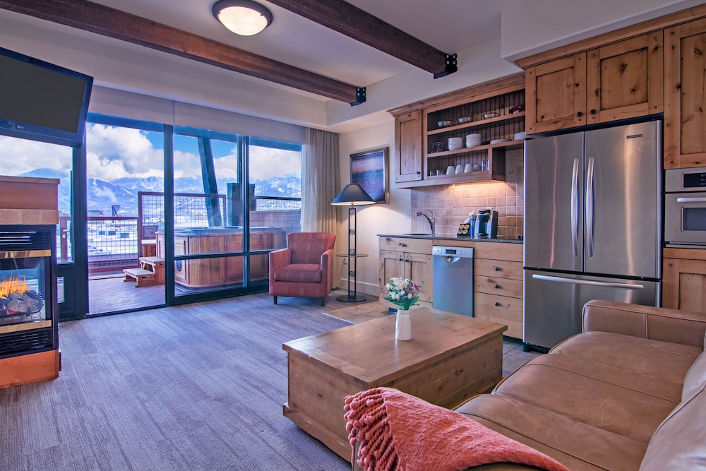 1 Bedroom Luxury Suite, 1 King Bed with Sofa bed, Hot Tub, No View photo 1
