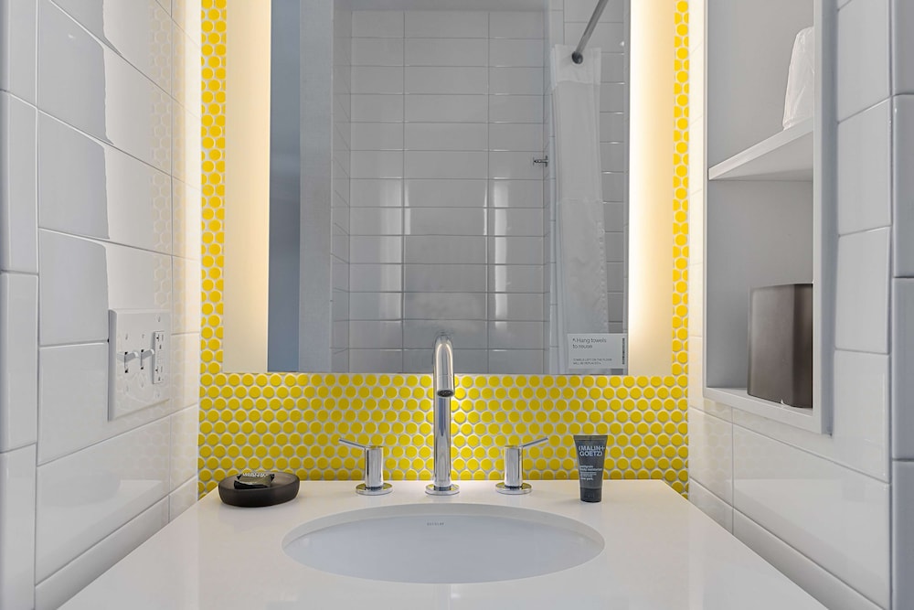 Room, 2 Twin Beds (3x3 Shower)