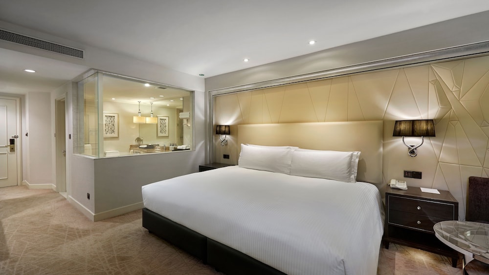 Classic Room, 1 King Bed, City View (Super King) thumbnail 5