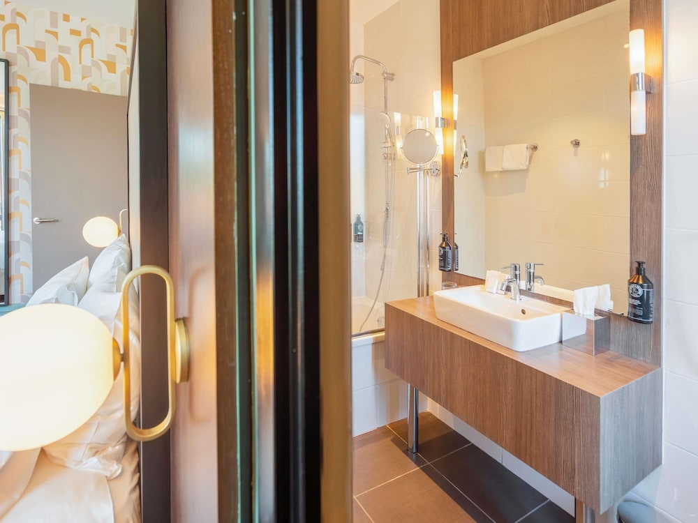 Deluxe Room, 1 Double Bed, Balcony (Lake side)
