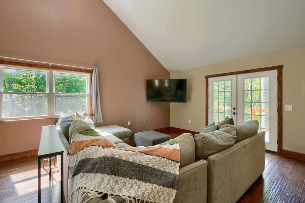Cabin, Multiple Beds, Hot Tub (Tranquil Heights) photo 2