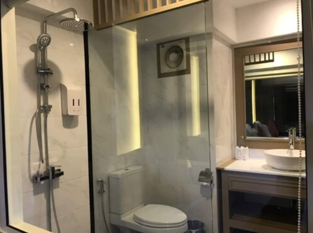 Premium Twin Room - Photo 10
