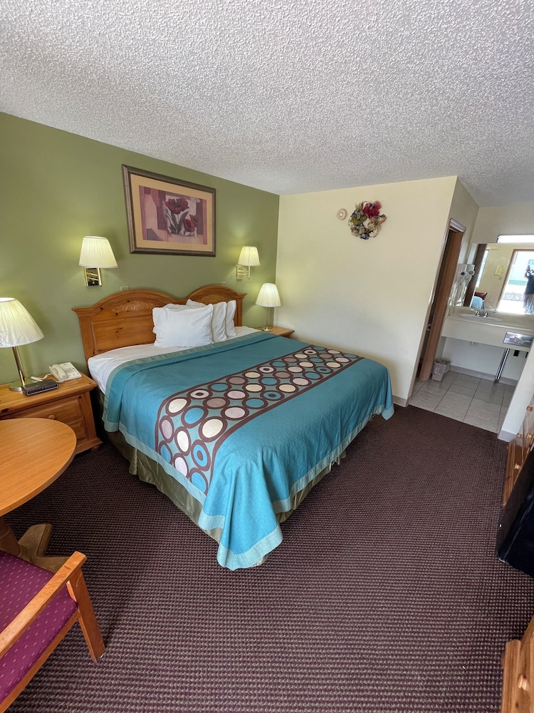 Standard Room, 1 King Bed, Non Smoking - Photo 2