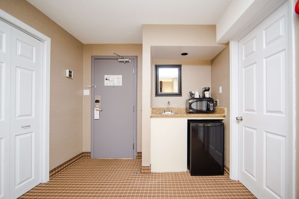 Suite, 1 Queen Bed With Sofa Bed, Non Smoking, Refrigerator & Microwave (With Sofabed) photo 2