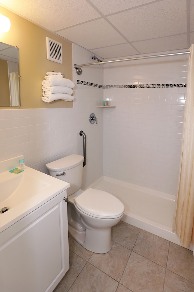 Deluxe Room, 2 Queen Beds (Motel Room with Ocean or Pool view) photo 2