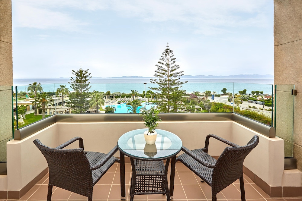 Aqua Premium Room, Sea View, 1 King Bed thumbnail 6