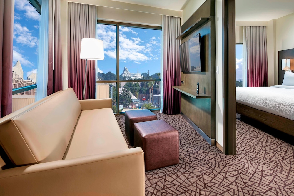 Suite, 1 Bedroom, Park View, Corner - Photo 1
