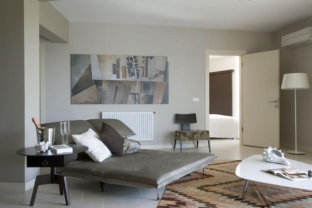Executive Suite - Photo 15