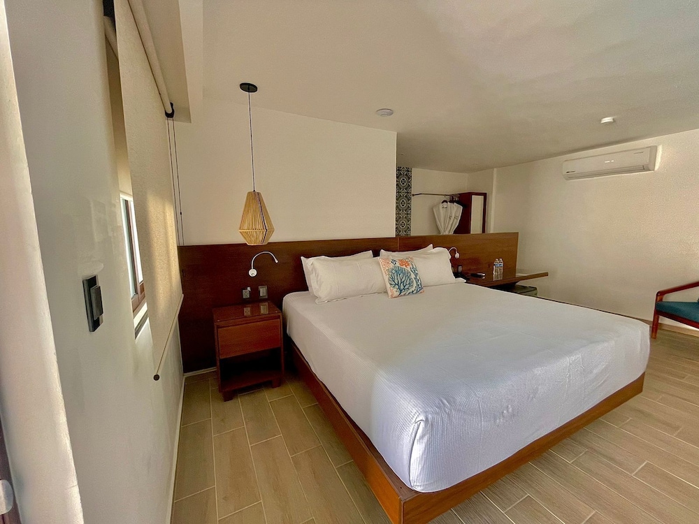 Standard Room, 1 Queen Bed, Refrigerator - Photo 4