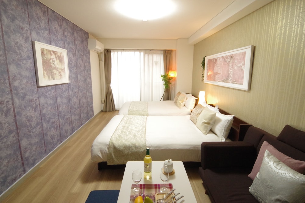 Room (606)