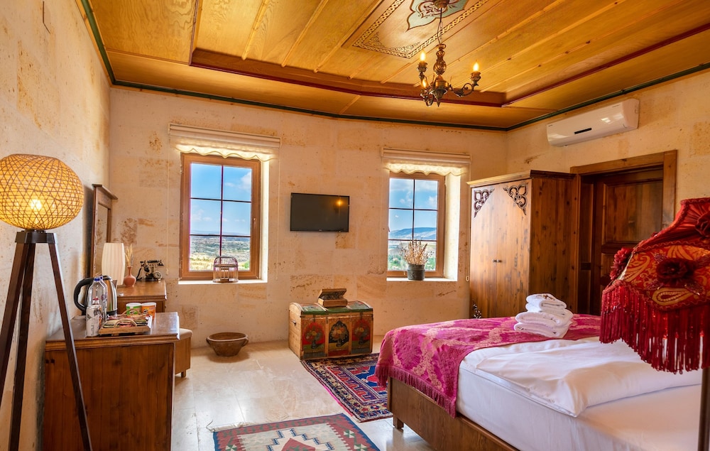 Deluxe Room, 1 King Bed photo 1
