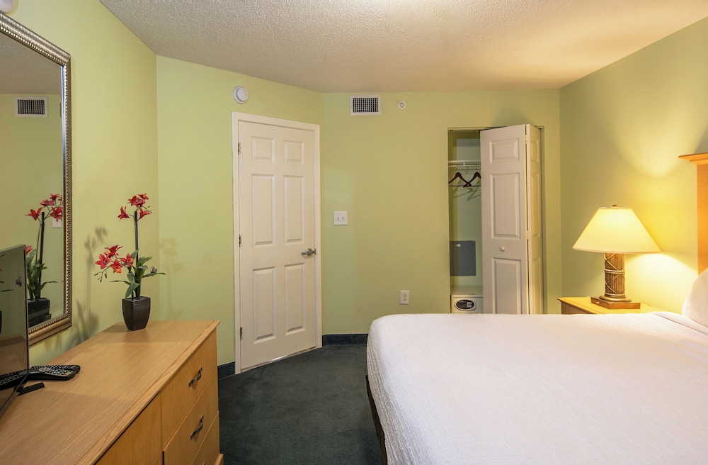 Oceanfront Deluxe One Bedroom King Condo - Photo 2