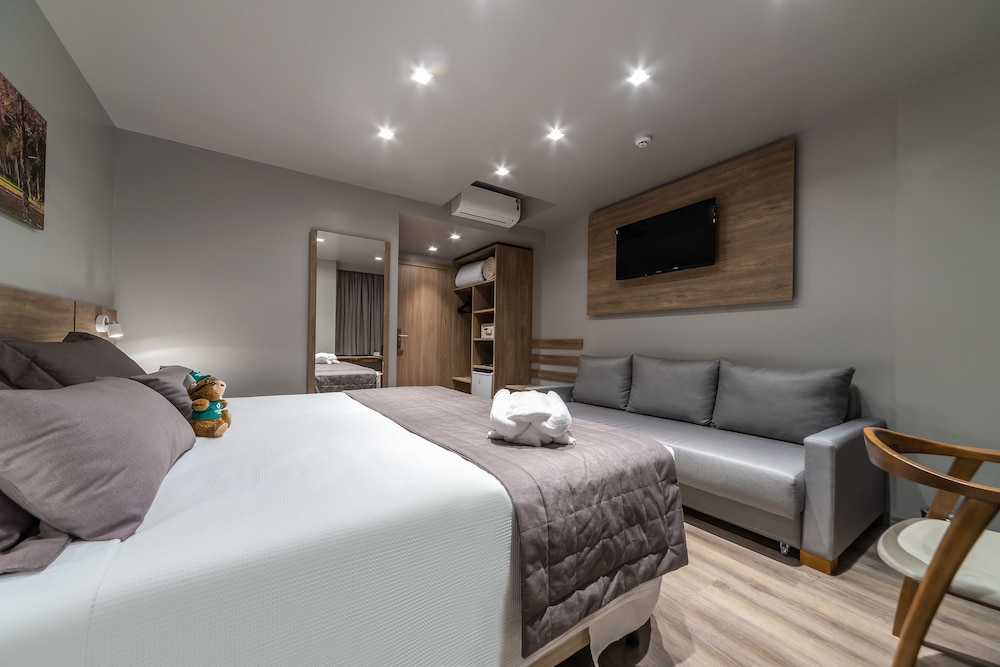 Luxury Triple Room, Multiple Beds - Photo 2