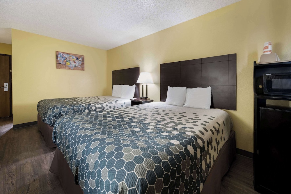 Standard Room, 2 Queen Beds, Non Smoking - Photo 8