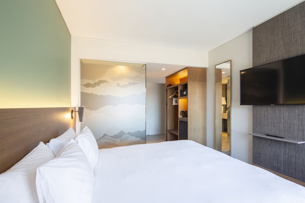 Room, 1 Queen Bed (Gondola View with Free Breakfast) - Photo 5