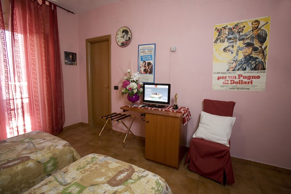 Standard Room, 2 Twin Beds photo 3