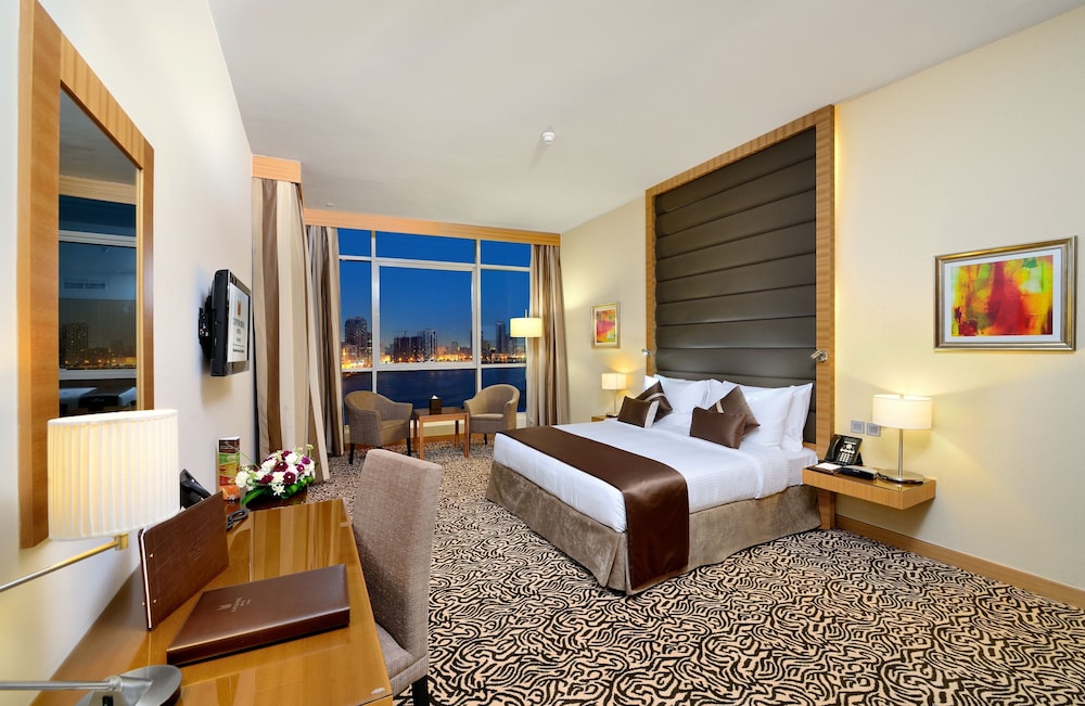 Premium Room, 1 King Bed, Lagoon View photo 1