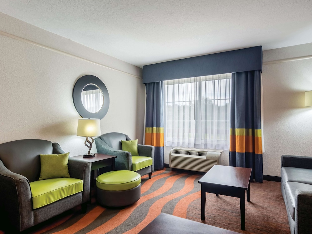 Deluxe Room, 1 King Bed, Non Smoking - Photo 2