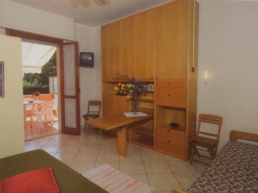 Studio, Balcony