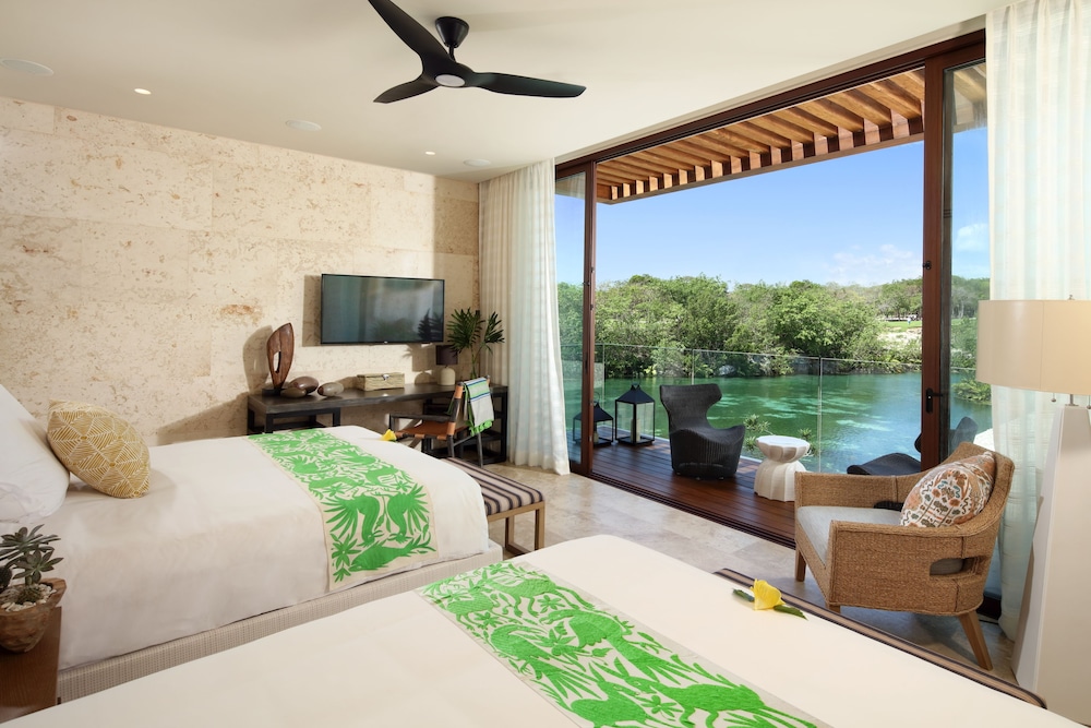 Villa, Multiple Beds (Coral)