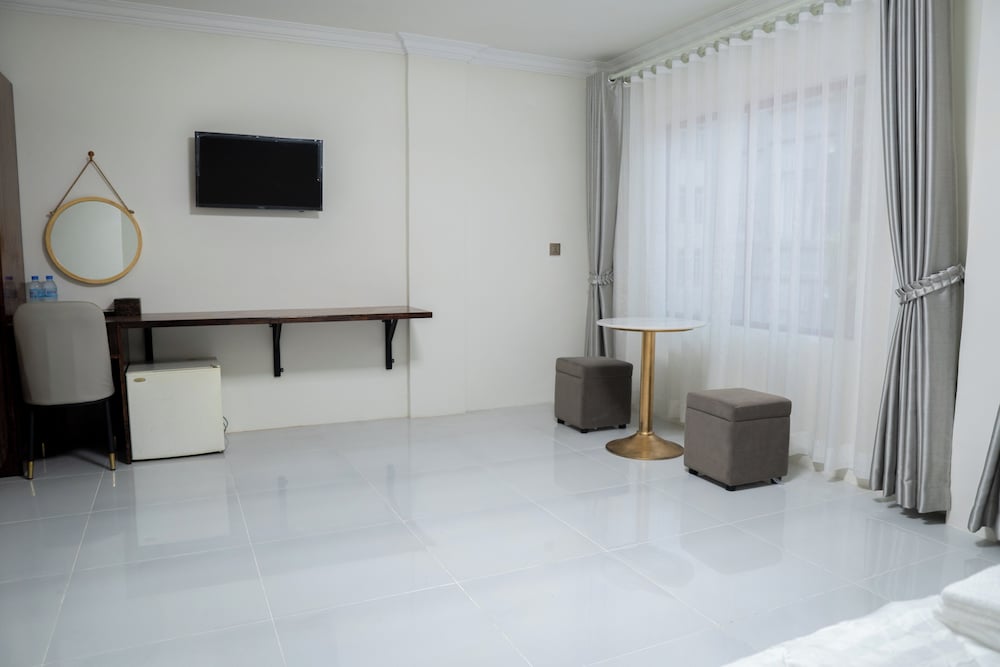 Deluxe Room - Photo 5
