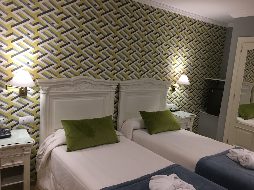 Standard Twin Room - Photo 1