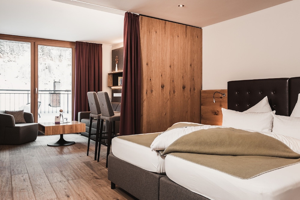 Suite, Balcony, Mountain View photo 1